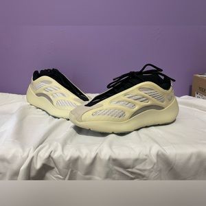 Adidas Yeezy 700 v3